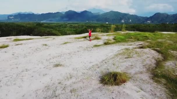 Hombre Asiático Ropa Deportiva Roja Haciendo Ejercicio Corriendo Las Montañas — Vídeos de Stock
