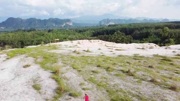 Hombre Asiático Ropa Deportiva Roja Corriendo Una Alta Montaña — Vídeos de Stock
