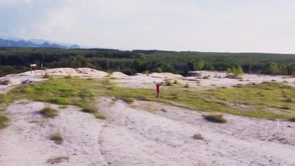 Aziatische Man Rode Sportkleding Sporten Hardlopen Bergen — Stockvideo