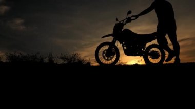 Akşamları motosiklet silueti, macera gezgini konsepti.