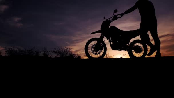 Silueta Motokrosové Motocyklu Večerních Hodinách Dobrodružství Cestovatel Koncept — Stock video
