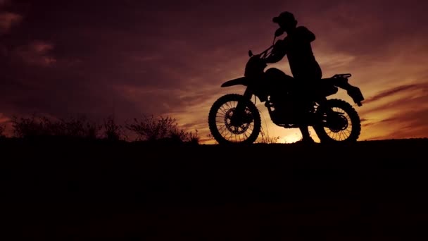 夜のモトクロスバイクのシルエット 冒険旅行者のコンセプト — ストック動画