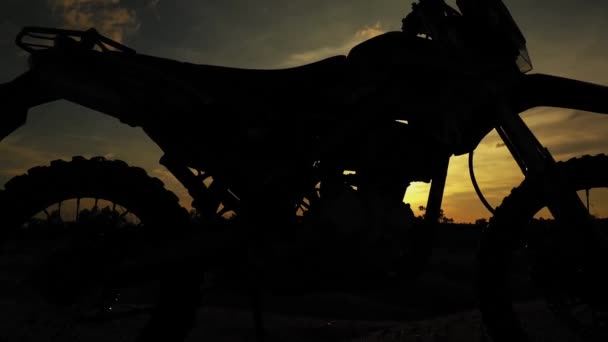 Silhueta Uma Motocicleta Motocross Tarde Conceito Viajante Aventura — Vídeo de Stock