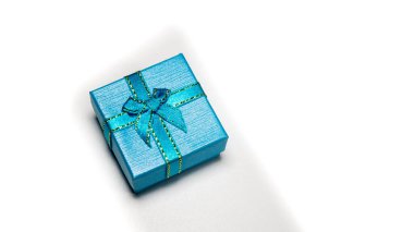 Beyaz arka plandaki sevgililer için mavi hediye kutusu. Festival için hediye kutusu