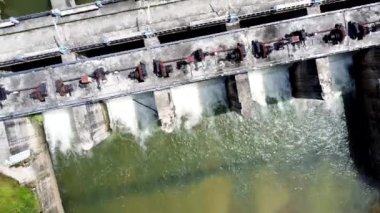 Tayland kırsalındaki küçük bir barajın havadan görünüşü kurak mevsimde su kullanımını mümkün kılıyor