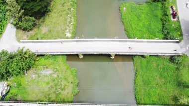 Gündüz vakti köprüden geçen arabaların hava görüntüsü.