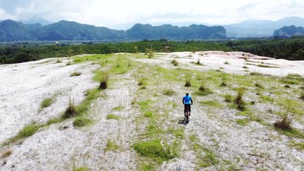 Hombre Asiático Ropa Deportiva Azul Montar Bicicleta Una Alta Montaña — Vídeos de Stock