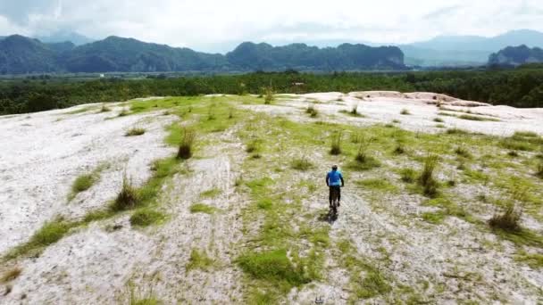 Asiático Homem Azul Sportswear Andar Bicicleta Uma Alta Montanha — Vídeo de Stock