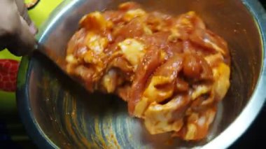 Tavada pişirilmiş taze terbiye edilmiş domuz eti.