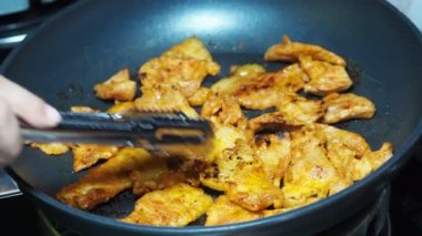 Tavada pişirilmiş taze terbiye edilmiş domuz eti.