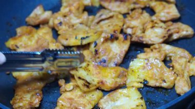 Tavada pişirilmiş taze terbiye edilmiş domuz eti.