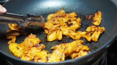 Tavada pişirilmiş taze terbiye edilmiş domuz eti.