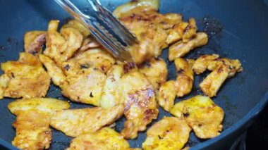 Tavada pişirilmiş taze terbiye edilmiş domuz eti.