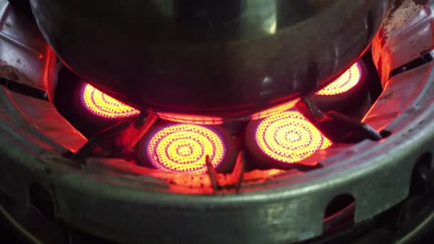 부엌에 냄비에서 뜨거운 끓이는 — 비디오