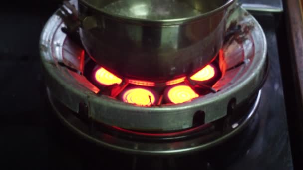 台所の鍋でお湯を沸かすガスストーブ — ストック動画