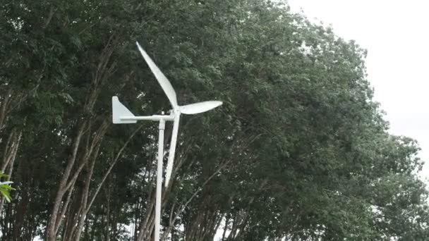 風力発電機は木の背景にあり — ストック動画