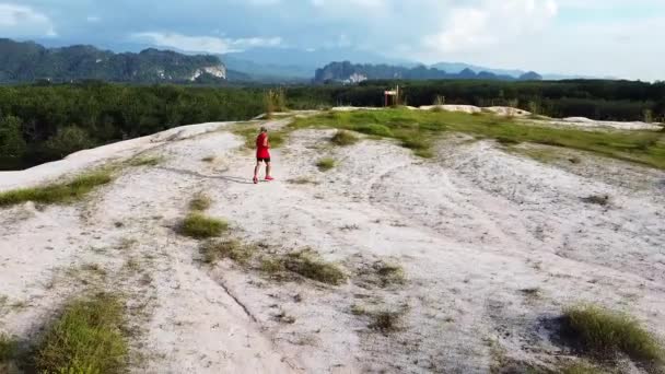 Ασιάτης Κόκκινα Αθλητικά Τρέχει Ψηλό Βουνό — Αρχείο Βίντεο