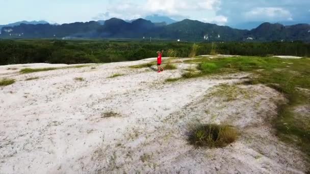 Hombre Asiático Ropa Deportiva Roja Corriendo Una Alta Montaña — Vídeos de Stock