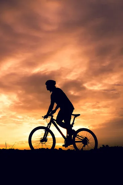 Σιλουέτα Ενός Άνδρα Τουρίστα Και Ποδήλατό Του Ευτυχία Και Ελευθερία — Φωτογραφία Αρχείου