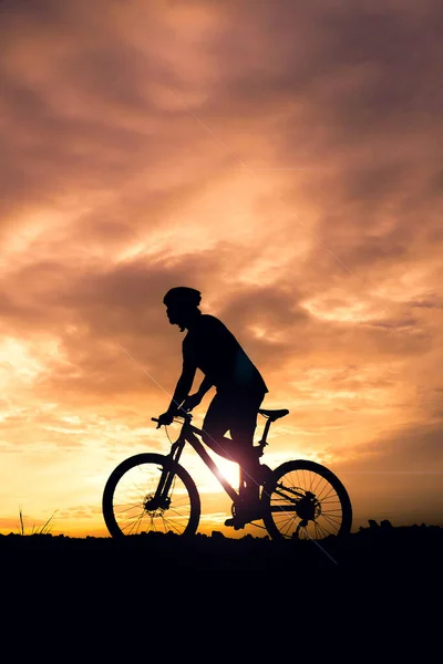 一个男性游客的轮廓和他的自行车 幸福和自由 夜晚的阳光是那么的美丽 — 图库照片