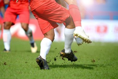 Futbol oynarken yaralanma konsepti. Futbolda çarpışma kas iskeleti yaralanmalarına neden olabilir..