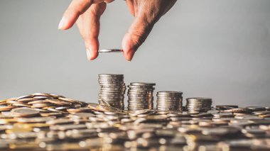 Tasarruf etme, para biriktirme, artan faiz. Bir hiyerarşi içinde düzenlenmiş büyük para yığınları.