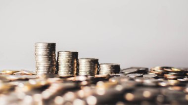 Tasarruf etme, para biriktirme, artan faiz. Bir hiyerarşi içinde düzenlenmiş büyük para yığınları.