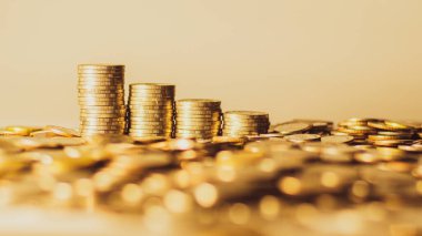 Tasarruf etme, para biriktirme, artan faiz. Bir hiyerarşi içinde düzenlenmiş büyük para yığınları.