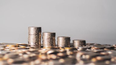 Tasarruf etme, para biriktirme, artan faiz. Bir hiyerarşi içinde düzenlenmiş büyük para yığınları.