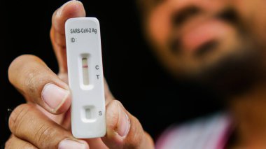 Covid-19 antijen test kiti ya da ATK enfeksiyonu için test kiti olmayan test sonuçlarını göster. Coronavirüs krizindeki sağlık konsepti