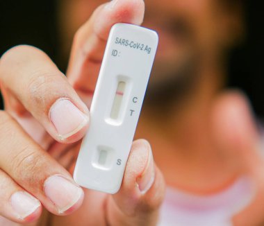 Covid-19 antijen test kiti ya da ATK enfeksiyonu için test kiti olmayan test sonuçlarını göster. Coronavirüs krizindeki sağlık konsepti