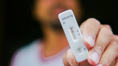 Covid-19 antijen test kiti ya da ATK enfeksiyonu için test kiti olmayan test sonuçlarını göster. Coronavirüs krizindeki sağlık konsepti