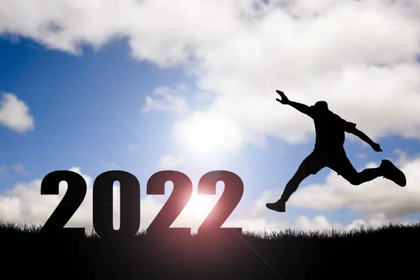 Feliz Año Nuevo 2022 Concepto Silueta Hombre Saltando Libre Felizmente — Foto de Stock