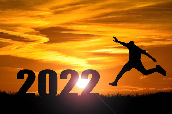 Feliz Ano Novo 2022 Conceito Silhueta Homem Pulando Livre Feliz — Fotografia de Stock