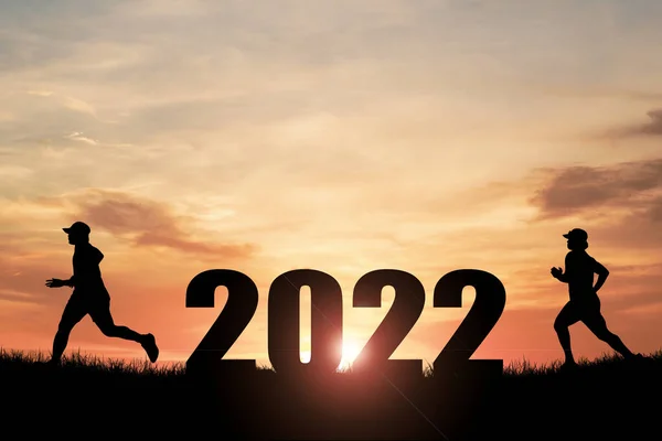 Mutlu Yıllar 2022 Konsepti Özgürce Mutlu Atlayan Bir Adamın Silüeti — Stok fotoğraf