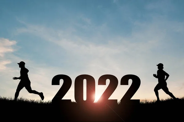 Mutlu Yıllar 2022 Konsepti Özgürce Mutlu Atlayan Bir Adamın Silüeti — Stok fotoğraf