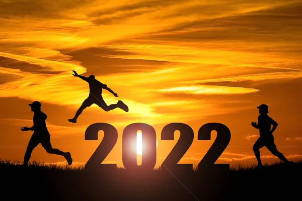 Feliz Año Nuevo 2022 Concepto Silueta Hombre Saltando Libre Felizmente — Foto de Stock