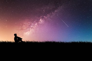 Bir adamın silueti, kalp kırıklığı ve işsizlik yüzünden yalnız başına oturur. Umutsuz ve işsiz konsepti