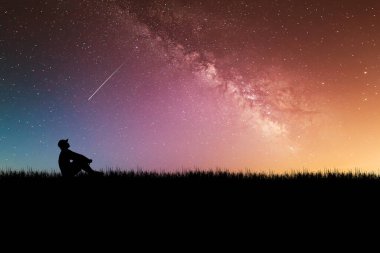 Bir adamın silueti, kalp kırıklığı ve işsizlik yüzünden yalnız başına oturur. Umutsuz ve işsiz konsepti