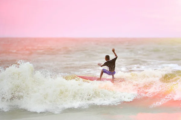 Surfista Com Prancha Praia — Fotografia de Stock