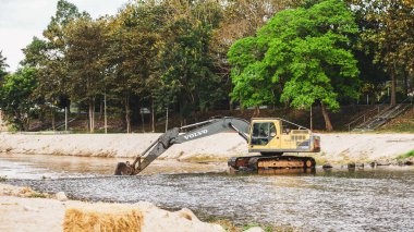 Kazı makinası kanalda çalışıyor. Bir kazıcı Tayland 'da bir kanal kazıyor, 29 Aralık 2021, Ban Na San Bölgesi, Surat Thani Eyaleti, Tayland.