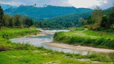 Nehir ve dağlarla dolu güzel bir manzara