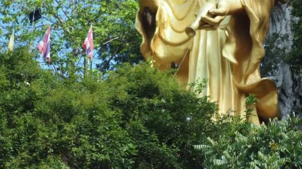 Statua Bellissimo Buddha Dorato Sullo Sfondo Della Natura — Video Stock