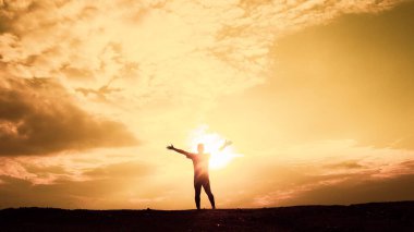 Erkek silueti akşamları sağlıklı kalır. Erkekler koşarak egzersiz yapar. sağlık hizmeti kavramı