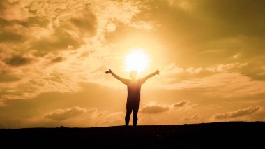 Erkek silueti. Akşamları sağlıklı kalmak için koşuyorum. Erkekler koşarak egzersiz yapar. sağlık hizmeti kavramı