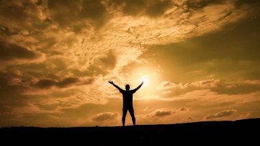 Erkek silueti. Akşamları sağlıklı kalmak için koşuyorum. Erkekler koşarak egzersiz yapar. sağlık hizmeti kavramı