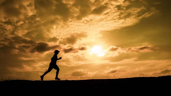 男性のシルエット私は夕方に健康を維持するためにジョギングしています 男は走ることによって運動する ヘルスケアの概念 — ストック写真