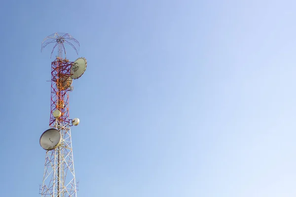 Sebuah Menara Komunikasi Besar Latar Belakang Adalah Langit Menara Telepon — Stok Foto