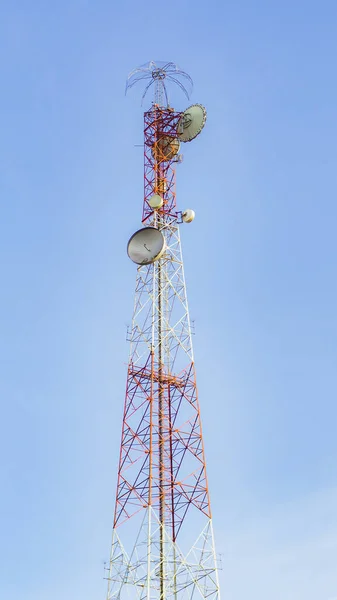 Ένας Μεγάλος Πύργος Επικοινωνίας Στο Βάθος Είναι Ουρανός Τηλεφωνικούς Πύργους — Φωτογραφία Αρχείου