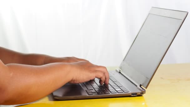 Mãos Masculinas Digitando Teclado Laptop — Vídeo de Stock